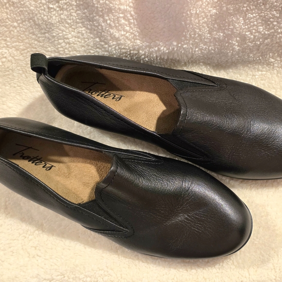 Trotters Classic Black Leather Flats - Picture 8 of 14